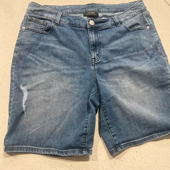 VENEZIA BY LANE BRYANT BERMUDA DENIM SHORTS - Picture 9 of 9